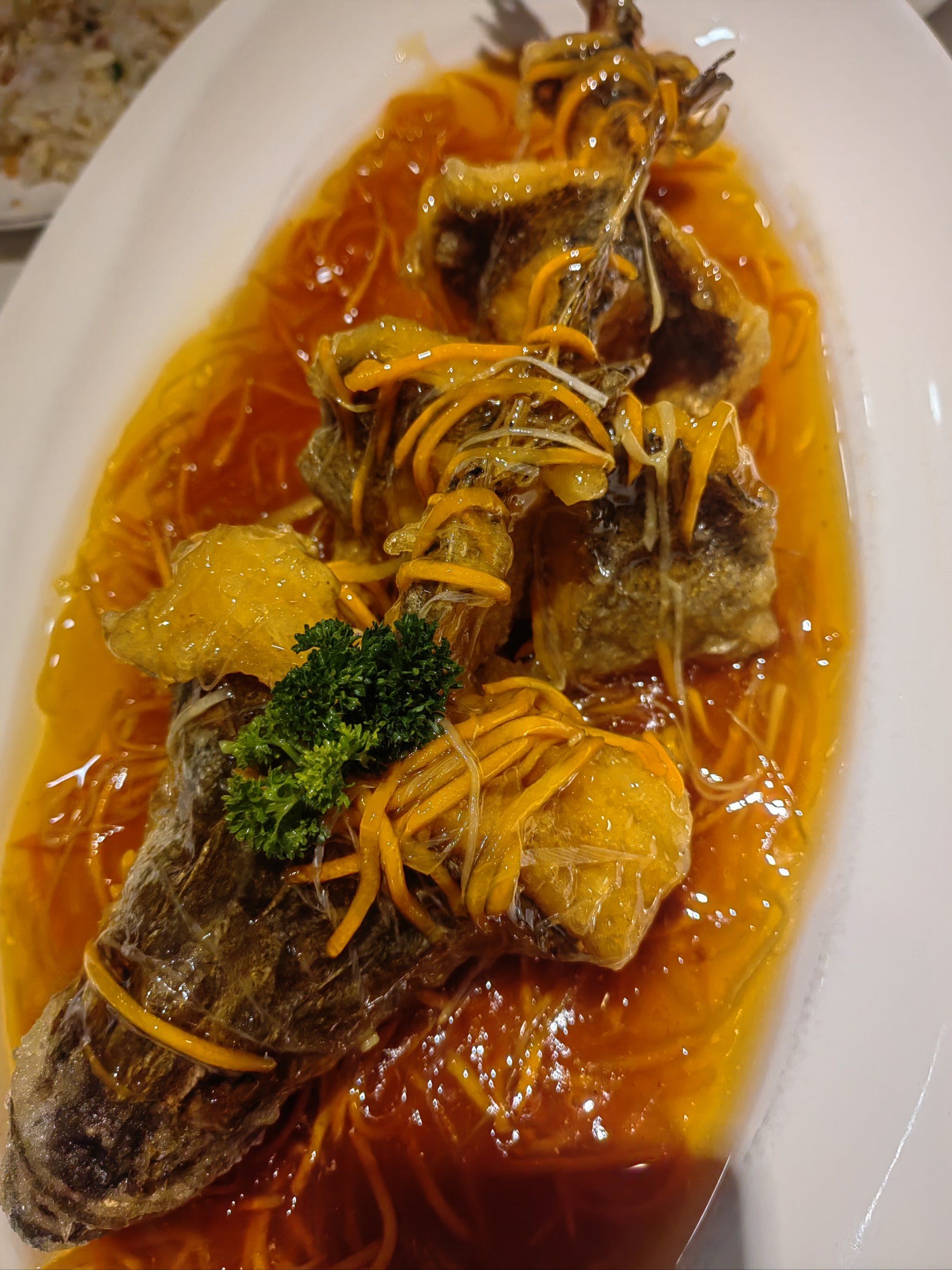 特色浇汁鱼特别好吃,松滨特色包馅料足.老字号味道如一