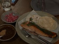 烟熏三文鱼配烤饺子皮和芥末籽酱-BOR Eatery(安福路店)