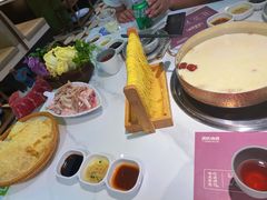 -洪氏嗨捞·广东猪肚鸡·椰子鸡火锅(西咸万象城店)