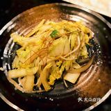 荞麦面的水顺着笼屉沿着桌面一路滴在地上