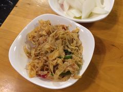 豆芽豆皮、泡菜蘿蔔 (贈送的餐前小菜）-站前猪蹄&家常炒菜(长乐公园店)
