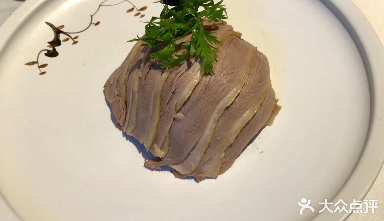 朋友请的黑珍珠诶 说实话菜品还行 但是服务和环境什么