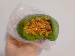 咸蛋黄肉松青团-白玉兰传统小吃