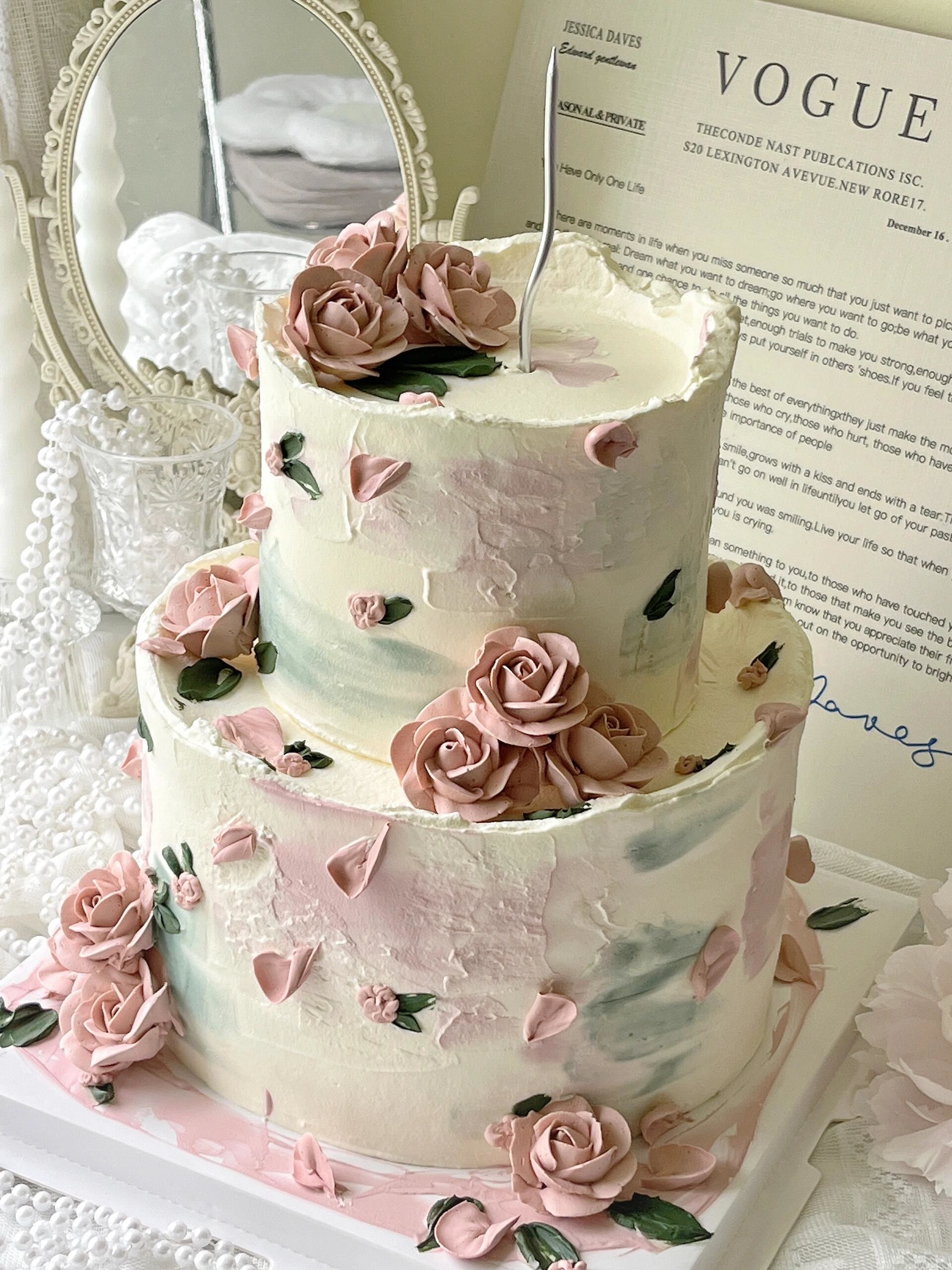 美美的双层裱花蛋糕
#裱花蛋糕 #玫