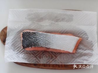 很多人都喜欢吃三文鱼，吃的大多数是生的 今天就给大家