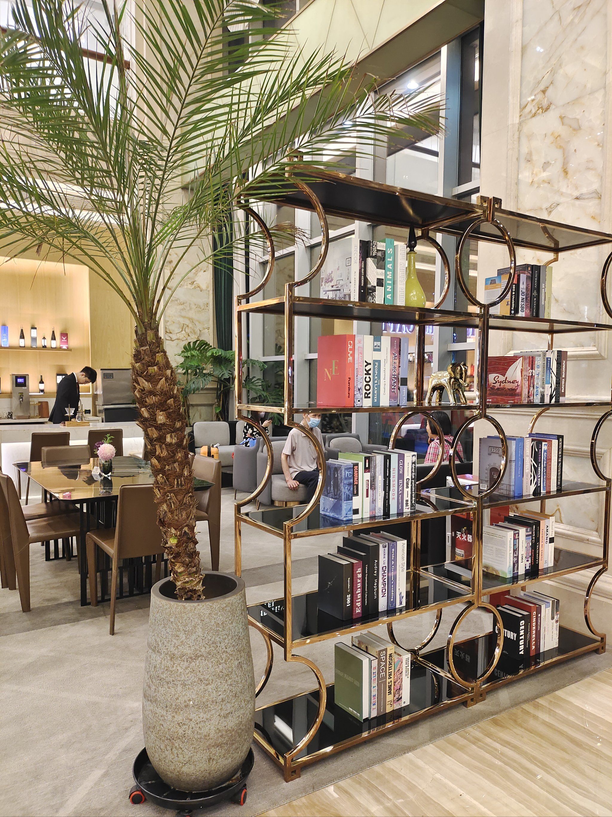 打卡小众咖啡厅|热带风情大堂咖啡吧,一杯拿铁静享午后闲暇时光