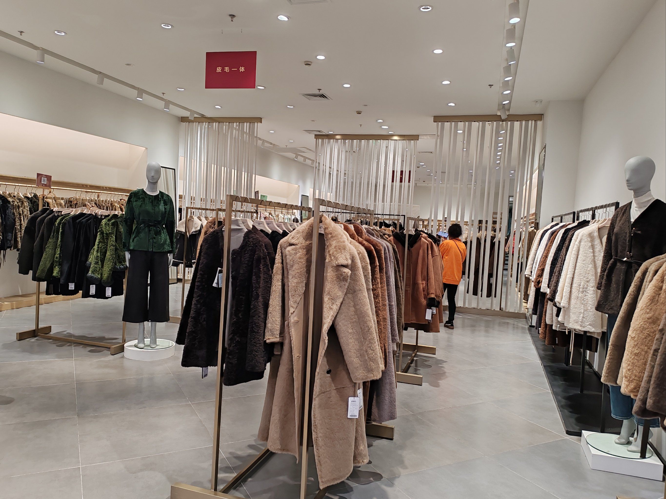 每次开业都来逛,各种款式随你挑,羊绒大衣