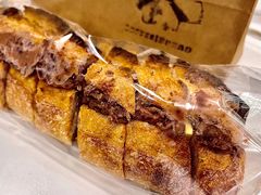 黄油红豆法棍-天井·丑面包搭咖啡