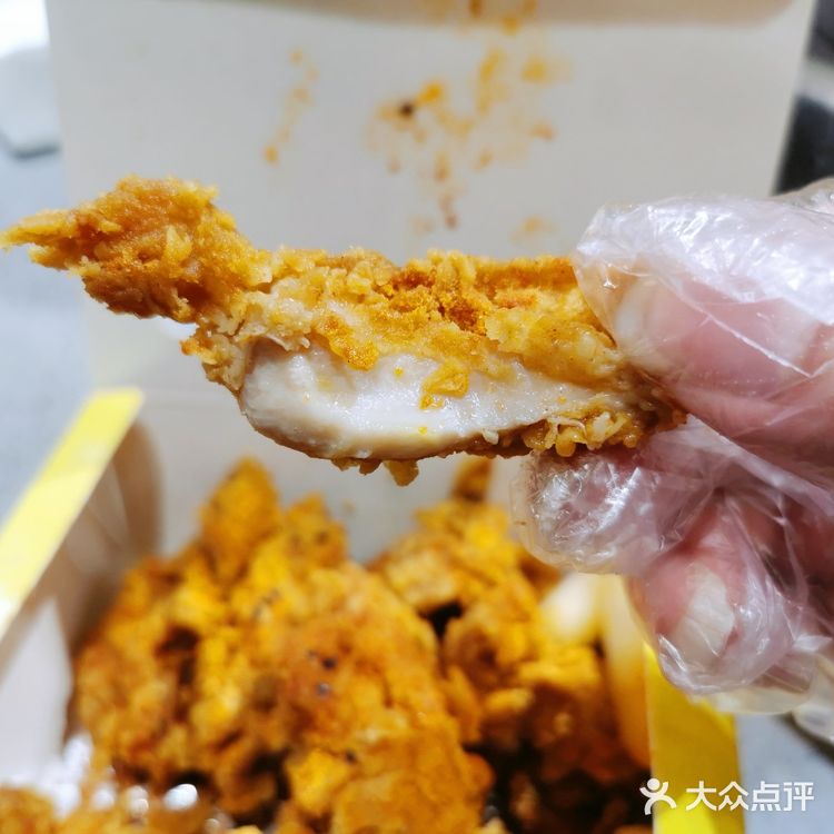 看着脏兮兮的外卖厨房店，炸鸡味儿到是不错哈