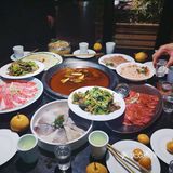 以往都是我请客的。这里的生意是一如既往的好是