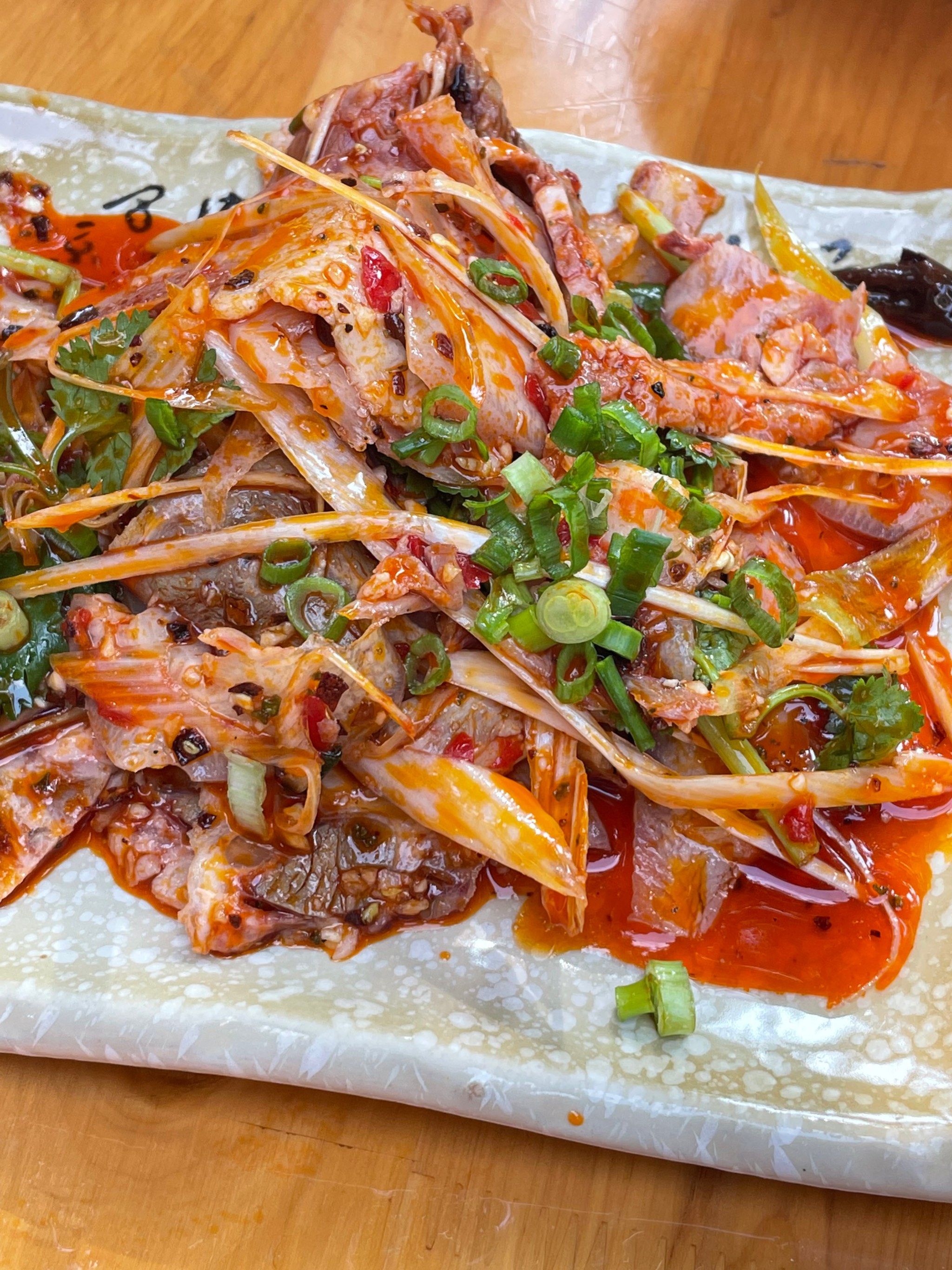 自贡豆花店的凉拌猪耳朵居然更好吃