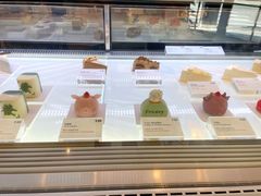 面包甜点陈列柜-Fridi Patisserie Cafe