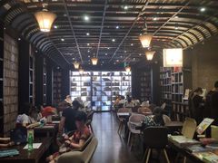 -钟书阁(松江泰晤士小镇店)