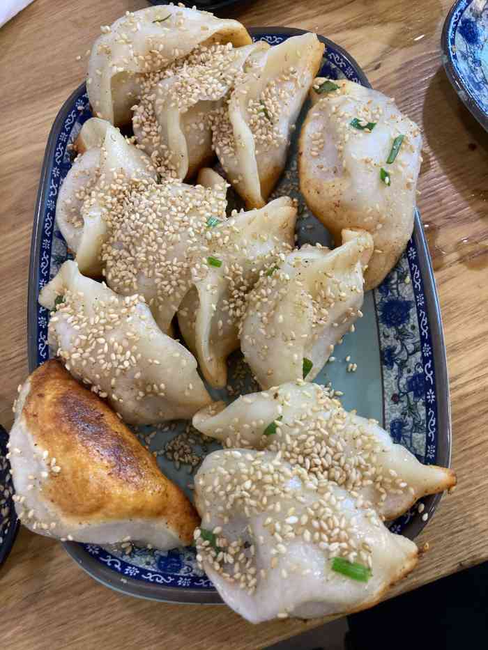 胡记锅贴(浦电路店)-"在家里门口崂山路上的一家锅贴店 门面很.