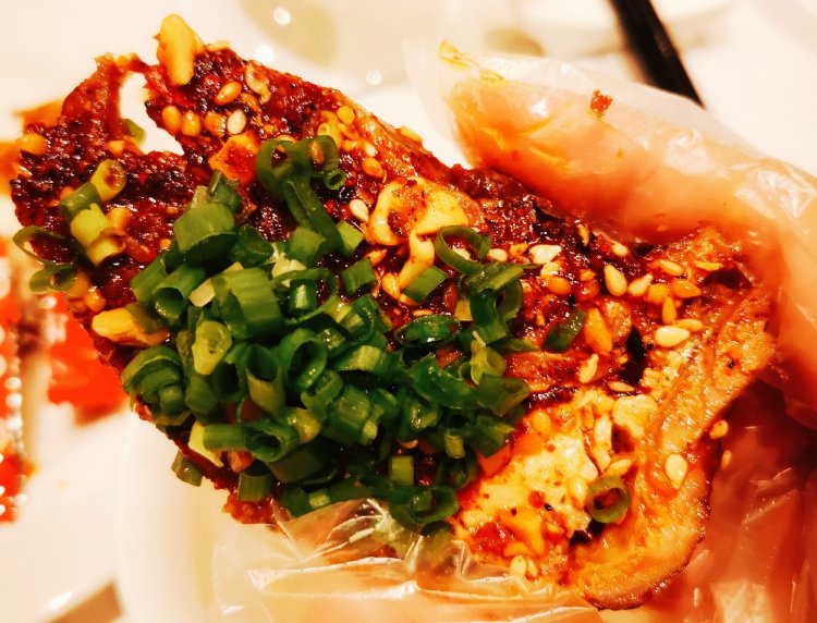 还是忍不住想试一下 味道香辣 还是不错 总体有点偏咸   香辣鸭头> 用