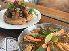 招牌炸鸡华夫饼-Brut Eatery Wine Bar & Restaurant (建国东路店)