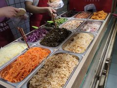 自助取餐区-三兄弟高炉烧饼