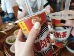 都匀毛尖奶茶-包整·丝娃娃(一览甲秀楼风景店)