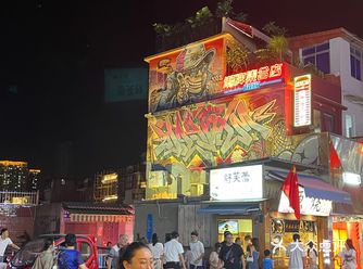 工作日去沙坡尾的话看到的更多是本地人，在观景台上走一