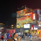 工作日去沙坡尾的话看到的更多是本地人，在观景台上走一