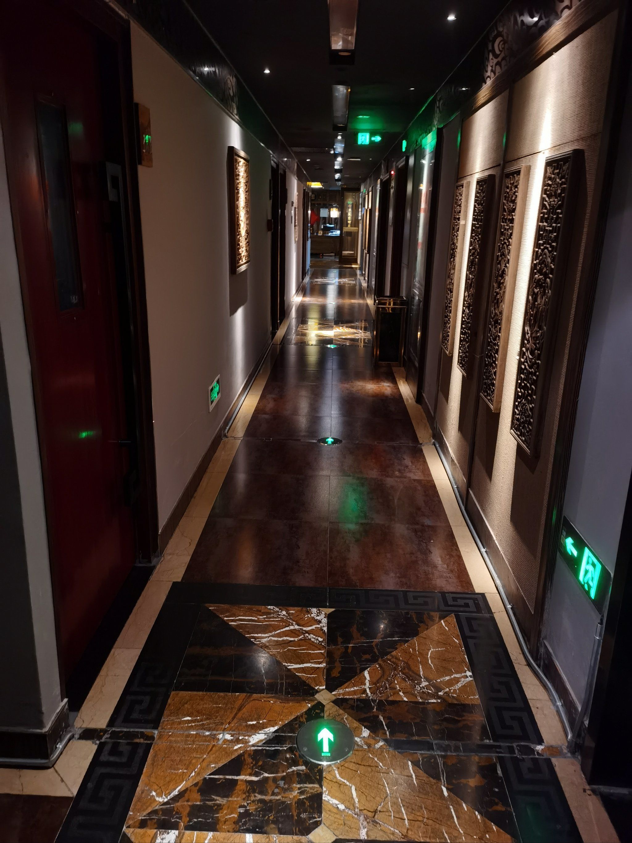 今天去豪园唐轩足疗,一进入店内,前台工作