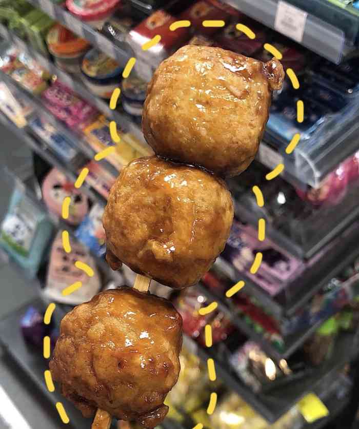 强烈安利罗森脆骨丸!表面是照烧汁 中间可以吃到一颗颗脆骨!