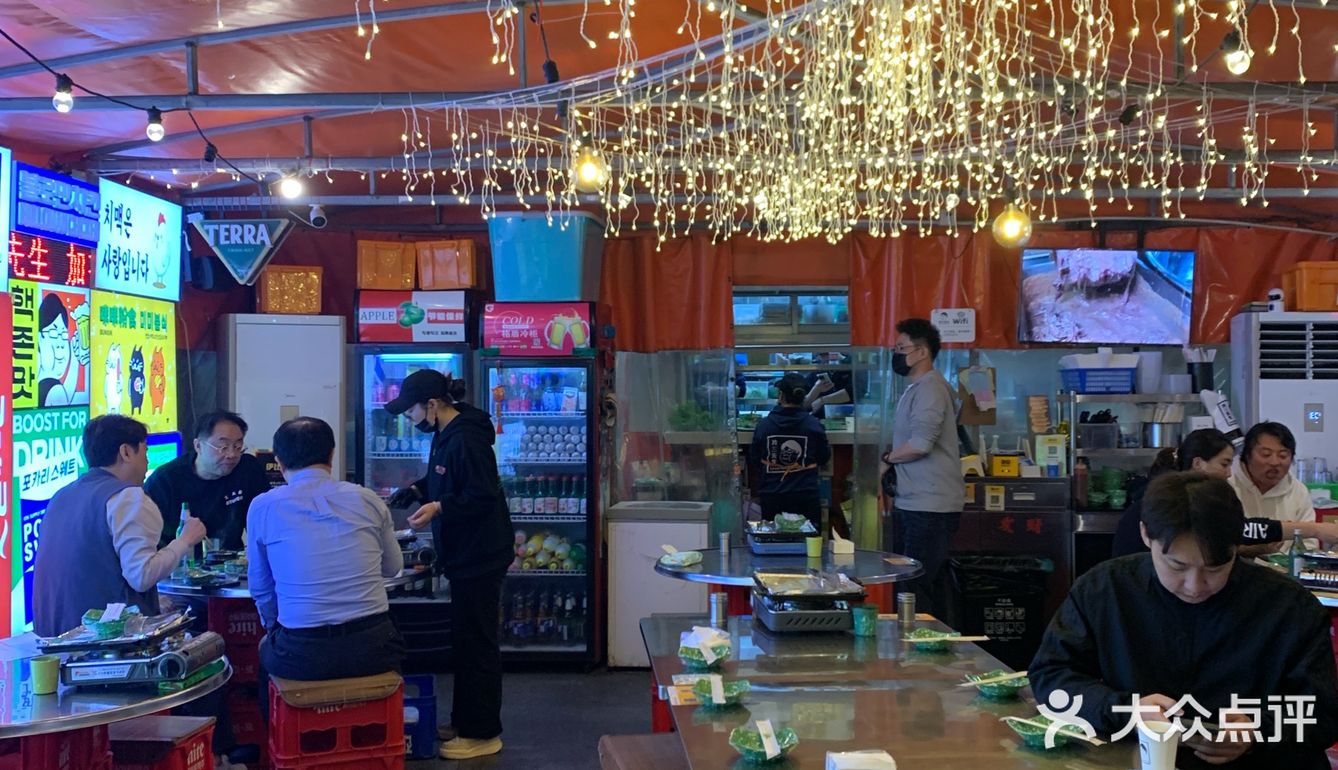 下暴雨也要来吃的冷三先生夜市