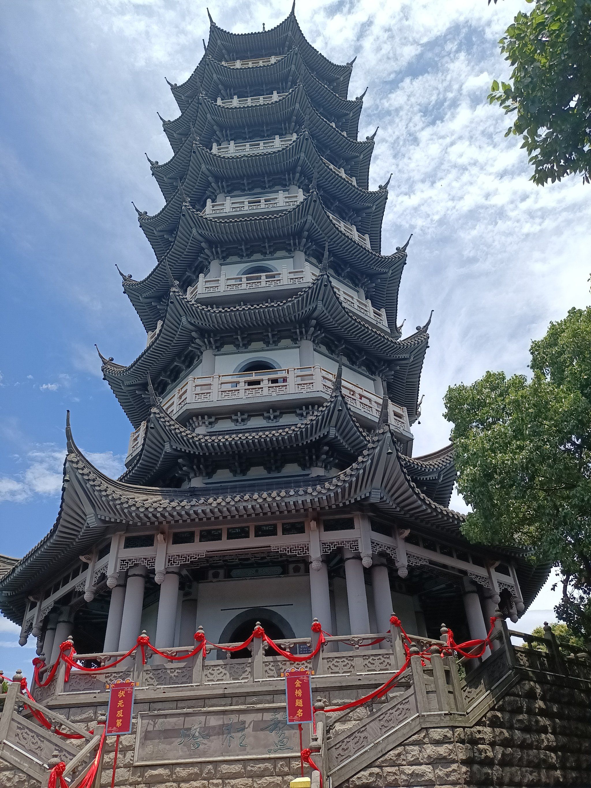 镇海招宝山是宁波的著名景点.