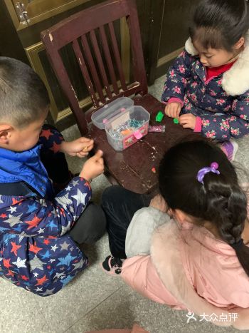 大家跟我们一起来玩橡皮泥吧,快快乐乐哟