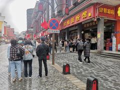 门店外的排队长龙-肆姐面粉馆(坡子街店)