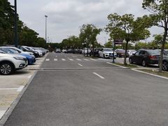 -奕欧来上海购物村停车场