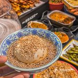它这里的肉肠特别出名 用的是鲜肉肠先油炸后烧烤