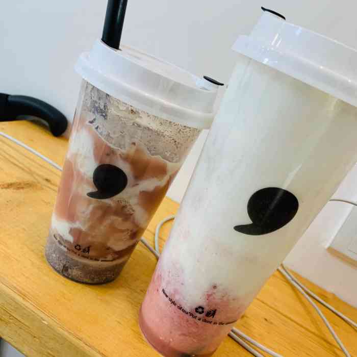 comma tea-"[环境] 在绿树成荫的长乐路上的一家小店.