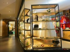 饰品展示区-贺加贝化妆美甲培训学校