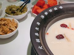 -洪氏嗨捞·广东猪肚鸡·椰子鸡火锅(西咸万象城店)