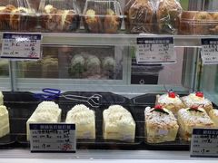 面包甜点陈列柜-白玉兰食品(中山公园龙之梦店)