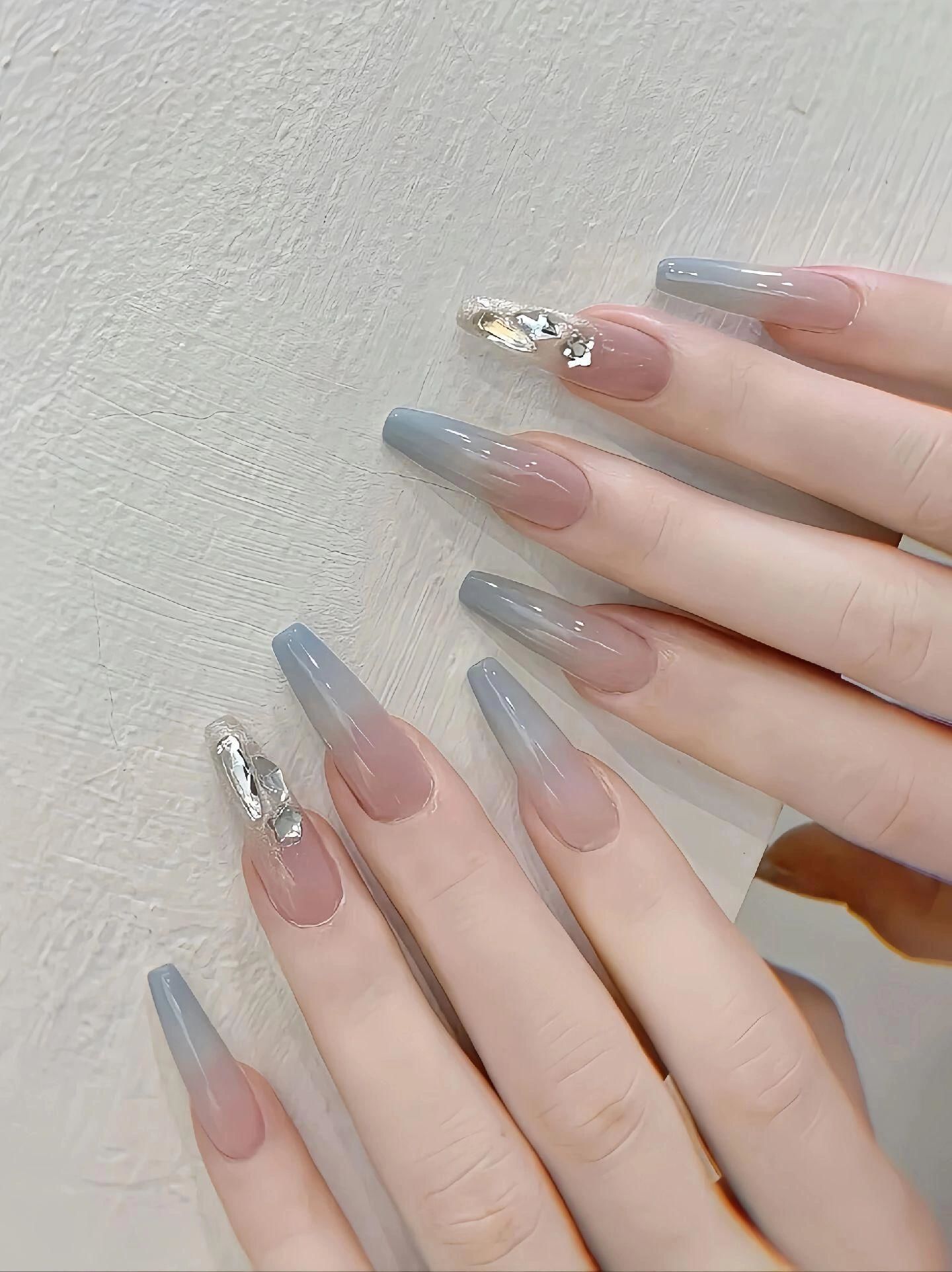 夏日清透冰蓝色美甲