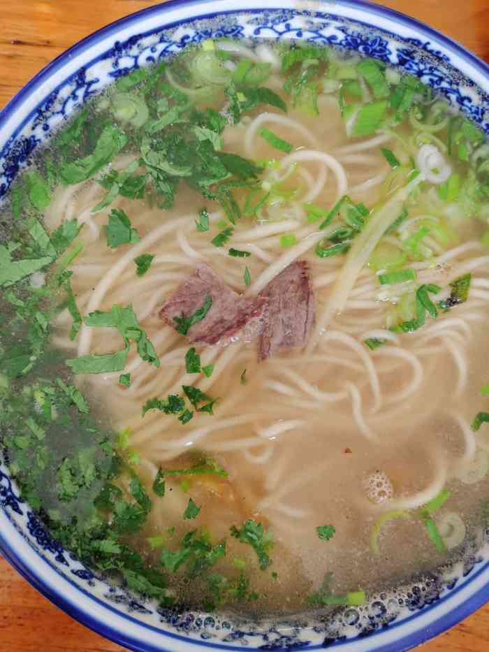 兰州正宗小杨牛肉拉面-"拉面量小,味道不怎么样,羊肉串还可以,他.