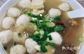 Stuffed Pigskin Meatball Beef Shank Soup with Rice Noodles