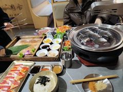 -围炉肉舍•炭烤活鳗•丹东海鲜烤肉(步行街店)