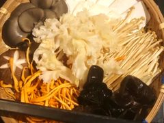 -尚尚仙·酸汤猪手·猪肚鸡火锅(华联万柳购物中心店)