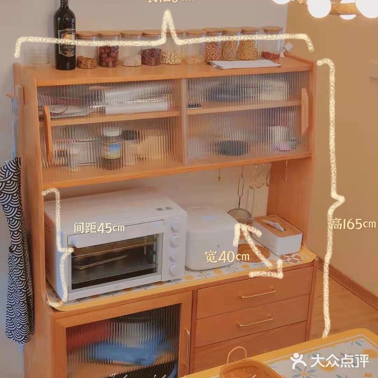 可以放下一个电饭煲和一个微波炉或烤箱