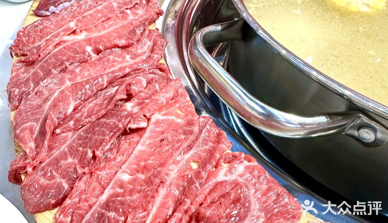 什么玩意❗❗这家火锅店把整头牛搬上餐桌❗