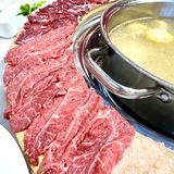 什么玩意❗❗这家火锅店把整头牛搬上餐桌❗