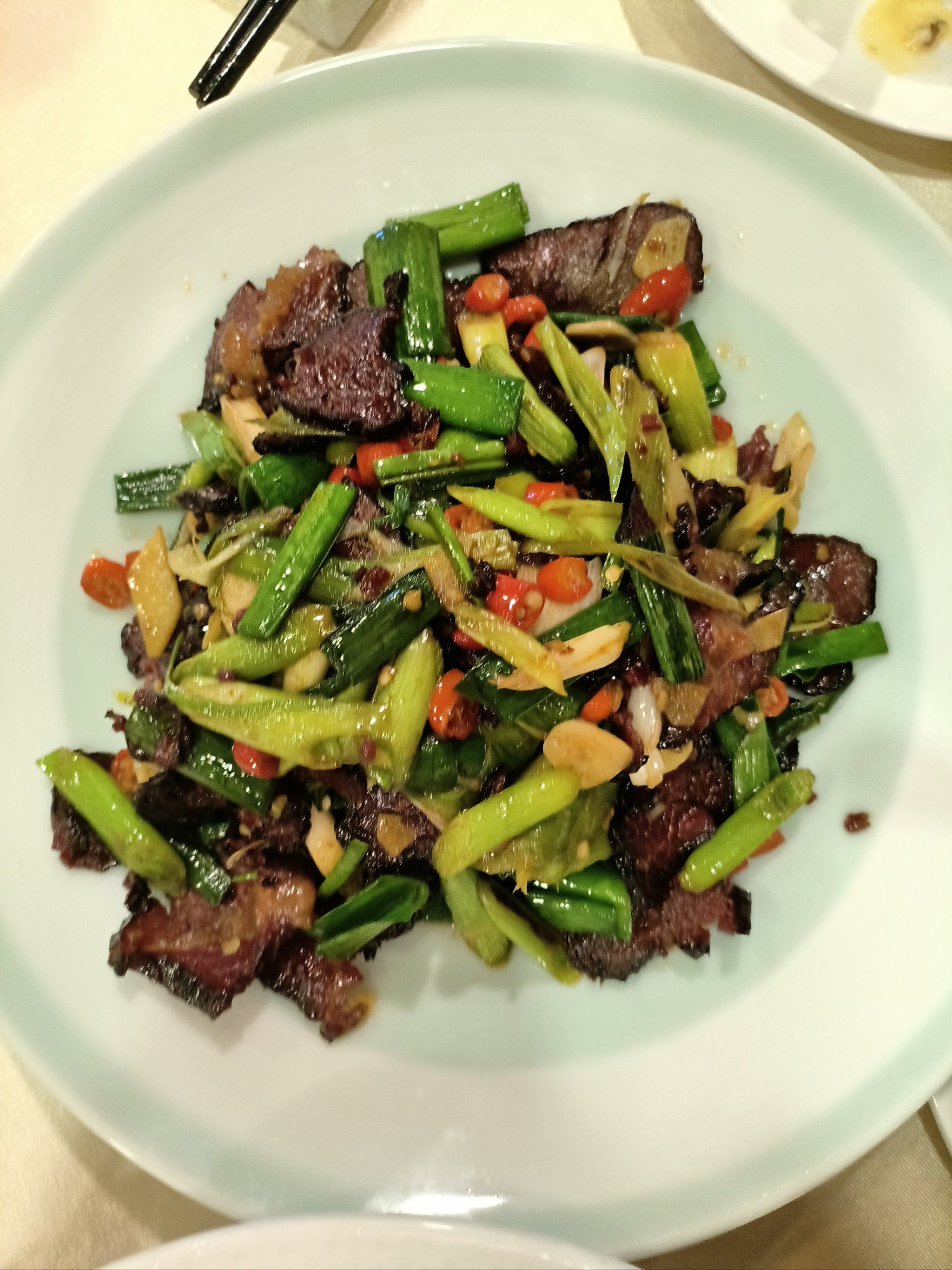 家门口的酒店餐厅,青蒜炒腊牛肉是一绝,份