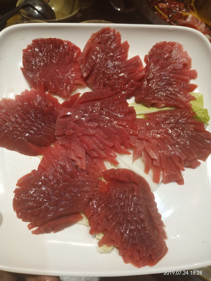 腰花切得很细,像开屏的"红孔雀",煮好后,丝丝"腰条"在舌头下翻滚,保证