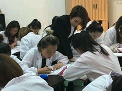 -贺加贝化妆美甲培训学校
