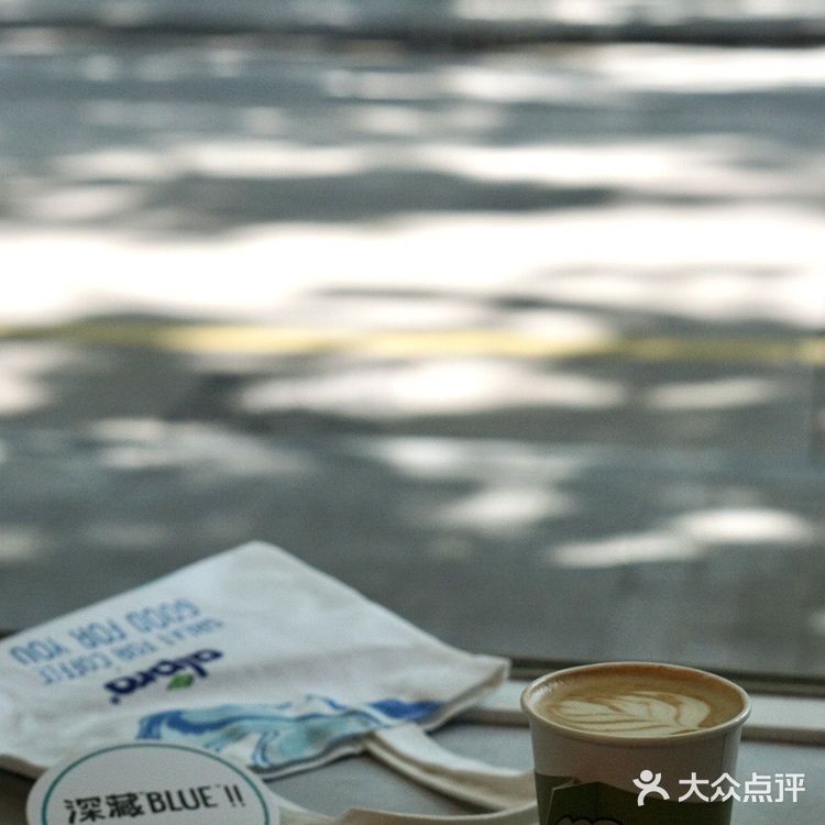 早晨散步，过来喝杯新品，这么早营业的咖啡小铺真不多