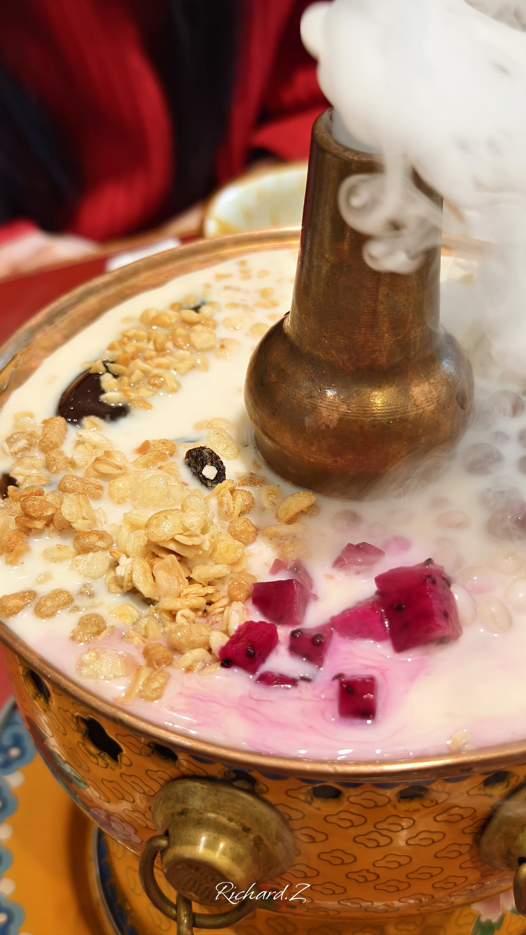 冰粉用景泰蓝火锅端上来,还有个加干冰的仪式感,也是越来越