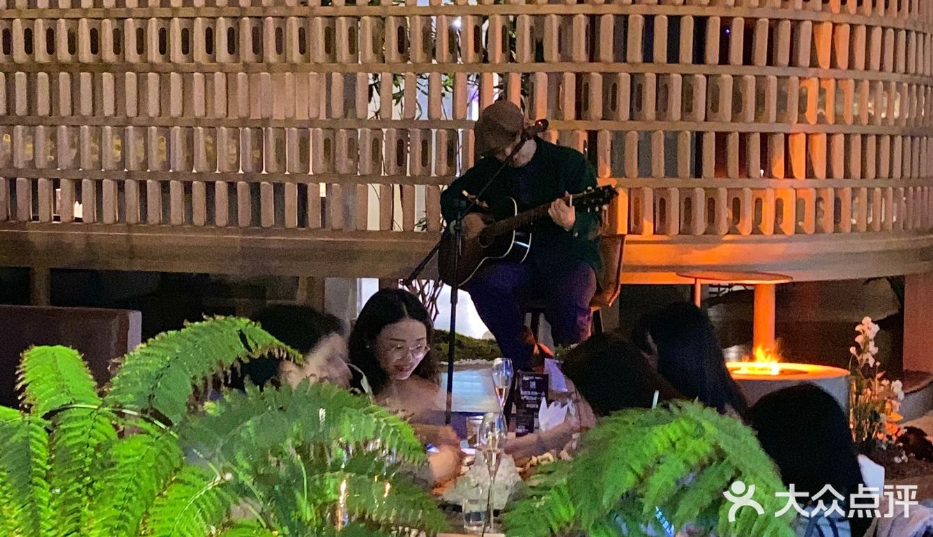 双子塔下的这家餐酒吧尊的美呆！！